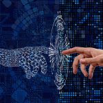 Eine menschliche Hand und eine digitale Hand berühren sich mit den Zeigefingern — Begegnung zwischen analoger Führung und digitaler Welt.
