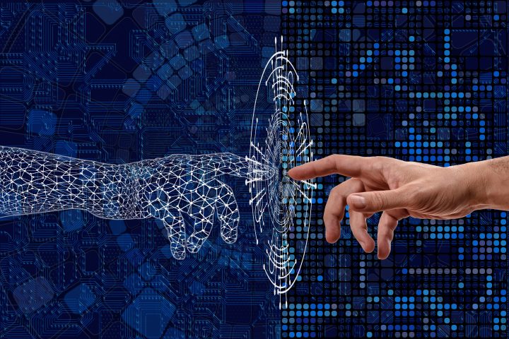 Eine menschliche Hand und eine digitale Hand berühren sich mit den Zeigefingern — Begegnung zwischen analoger Führung und digitaler Welt.